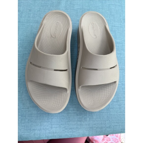Women’s 7 OOFOS Oomega Ooahh Nomad 100% Original Cream Ivory Thick Sole Slides - Picture 2 of 8